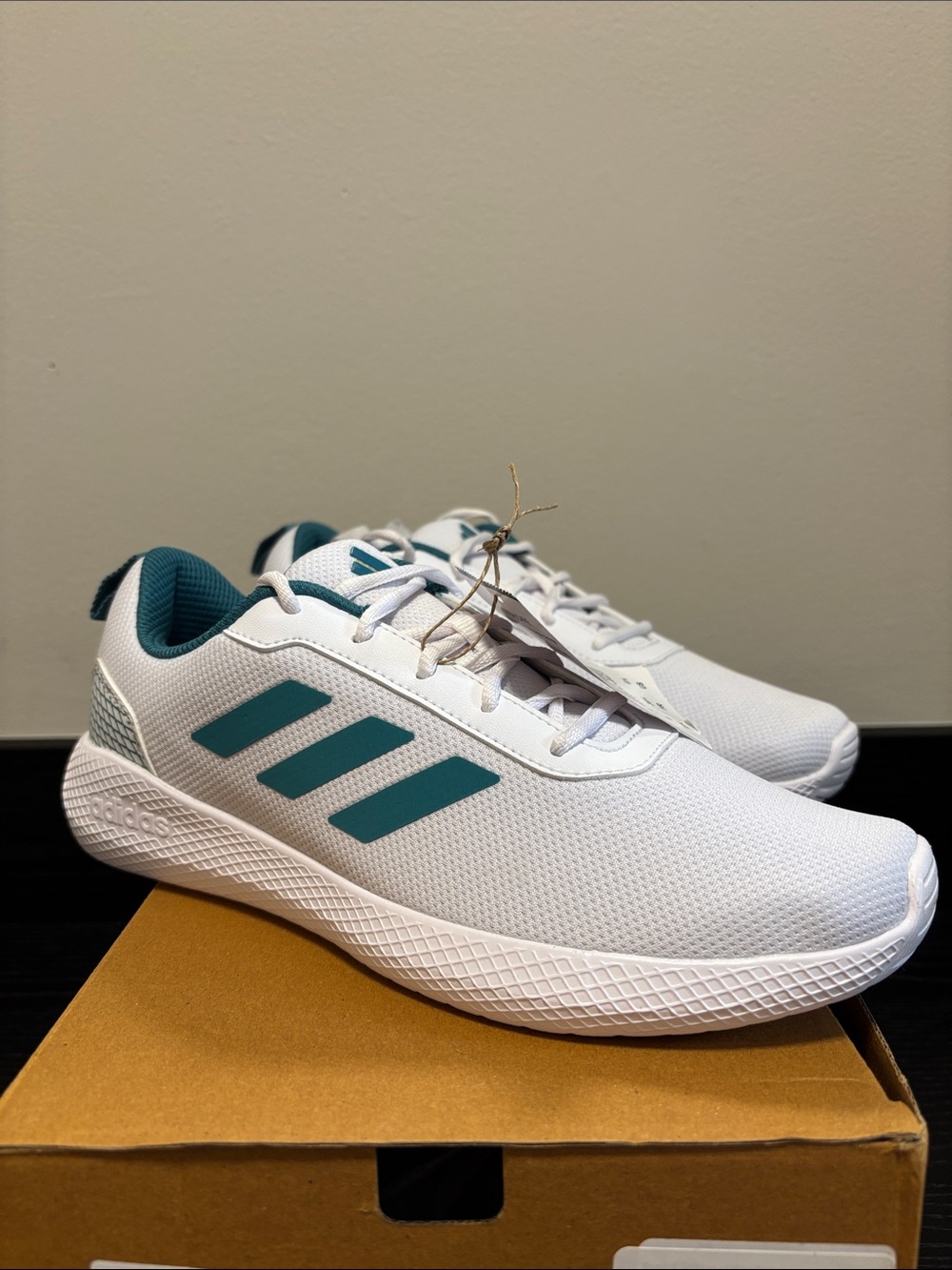 NEW IN BOX Adidas running shoes 6 1/2 men, 7 1/2 women white and teal